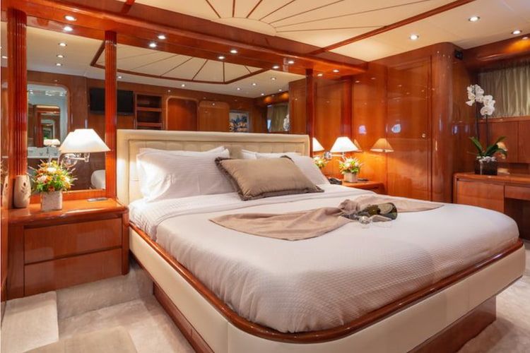 yacht bedroom, luxury accommodation, yacht vacation Athens Greece